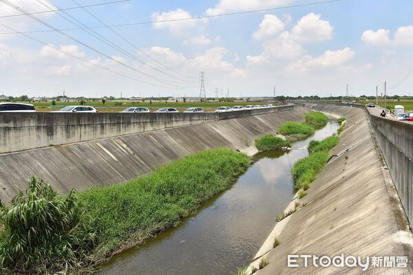 ▲行政院長卓榮泰在雲林縣長張麗善等人陪同下，視察大埤鄉延潭大排治理情形。（圖／記者游瓊華翻攝）
