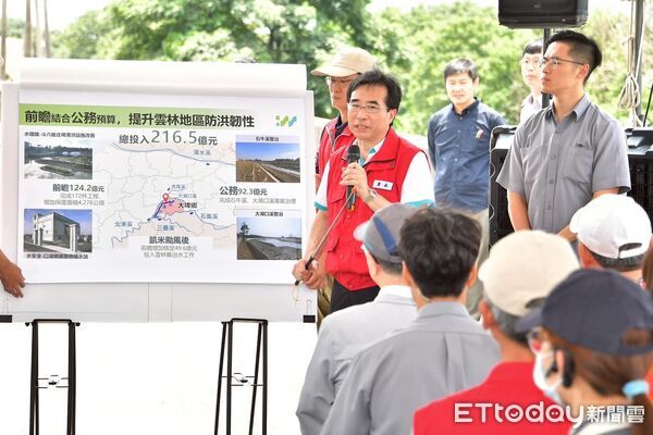 ▲行政院長卓榮泰在雲林縣長張麗善等人陪同下，視察大埤鄉延潭大排治理情形。（圖／記者游瓊華翻攝）