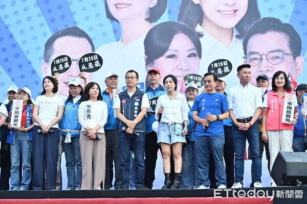 ▲▼國民黨台北市黨部7/5反惡罷大型宣講活動,國民黨台北市羅智強、徐巧芯、賴士葆、王鴻薇、李彥秀等五席立委上台呼籲支持者投票支持   。（圖／記者李毓康攝）