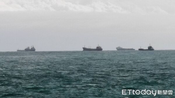 ▲▼20多艘大陸貨輪疑似為避風越界。（圖／記者林名揚翻攝)