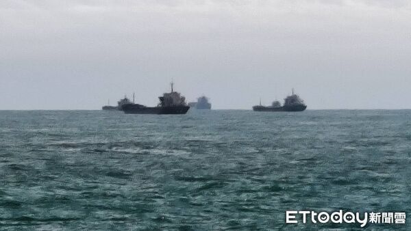 ▲▼20多艘大陸貨輪疑似為避風越界。（圖／記者林名揚翻攝)