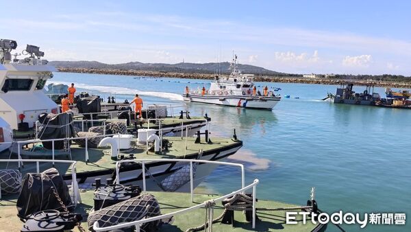 ▲▼20多艘大陸貨輪疑似為避風越界。（圖／記者林名揚翻攝)