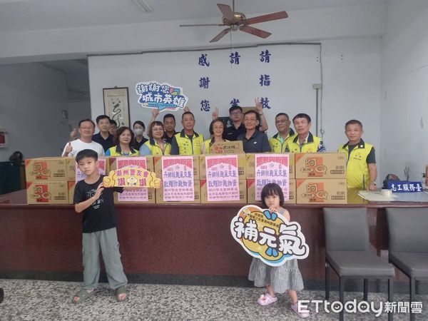 ▲颱風來襲，潮州警友會送泡麵慰慰勞值勤員警。（圖／記者陳崑福翻攝）