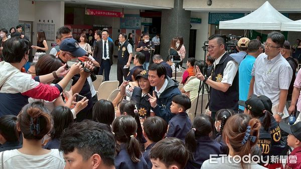 ▲▼高雄市政府今早舉辦「小小警消」職人體驗活動，吸引大批親子參與，更透過多元體驗和精彩表演，寓教於樂地傳遞犯罪預防知識。（圖／記者吳世龍翻攝）