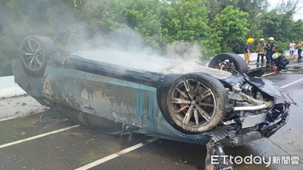 ▲▼ 台南市台17線親水公園對面，今日下午一輛BMW電動車發生事故  。（圖／記者林東良攝）