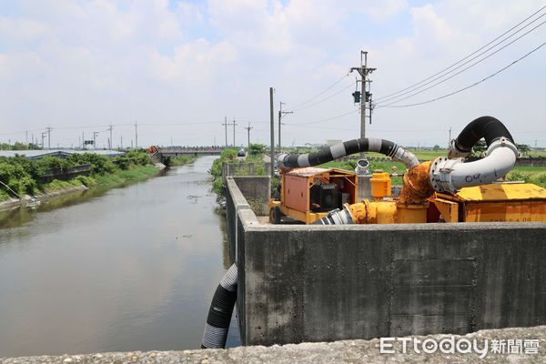 ▲面對丹娜絲颱風來襲，縣府提前部署，張麗善帶隊實地查察水林鄉萬興大排潰堤點。（圖／記者游瓊華翻攝）