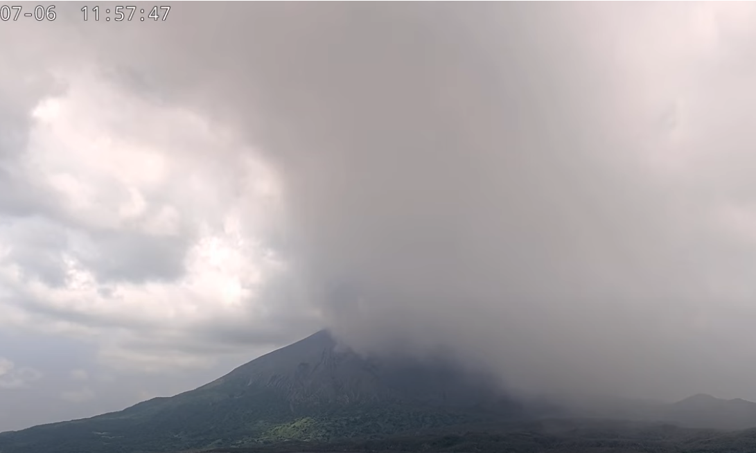 ▲▼日本櫻島火山今早噴發！煙柱直噴3000公尺　觀測到山體膨脹。（圖／翻攝自YouTube／財宝公式チャンネル）