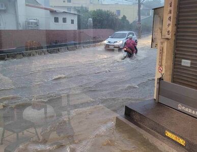 丹娜絲來了!彰化下超大雷雨路面淹水 「慶安水樂園」活動喊卡