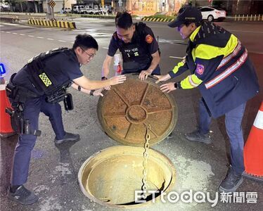 台中暴雨百公斤人孔蓋「離家出走」!3警合力搬回原位