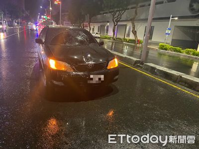 高雄雨夜驚悚片!轎車追撞機車 騎士噴飛近1樓高重摔送醫
