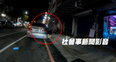 嘉義怪男半夜亂砸車!失控鬼吼被銬畫面曝 苦主制止反挨揍