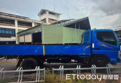 台南小貨車剎車失控翻覆！撞上待轉轎車　鷹架散落一地