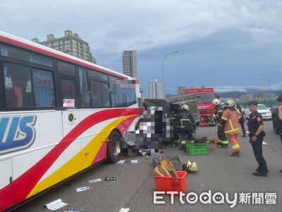 快訊／台65線小貨車追撞公車　副駕女胸口重創送醫搶救不治