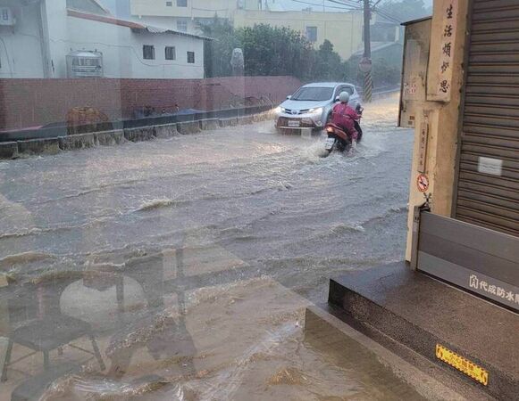 ▲彰化花壇鄉彰員路淹成小河。（圖／賴清美及民眾提供）