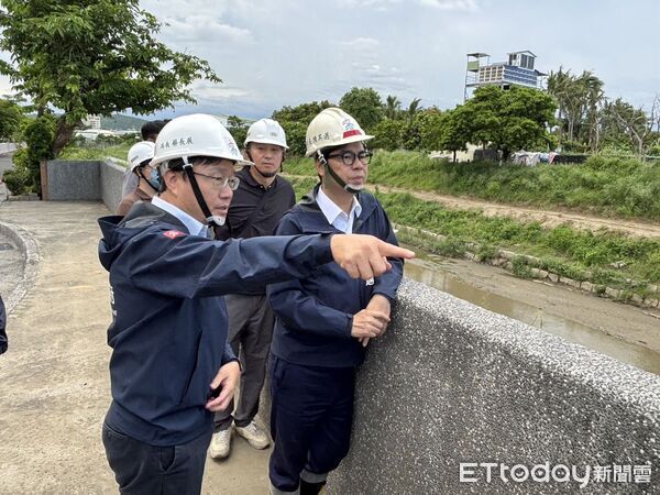 ▲高雄市長陳其邁今日視察仁武區排水清淤工作 。（圖／記者許宥孺翻攝）