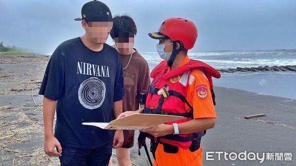 ▲颱風丹娜絲逼近！海巡署籲勿近岸觀浪。（圖／記者郭世賢翻攝）