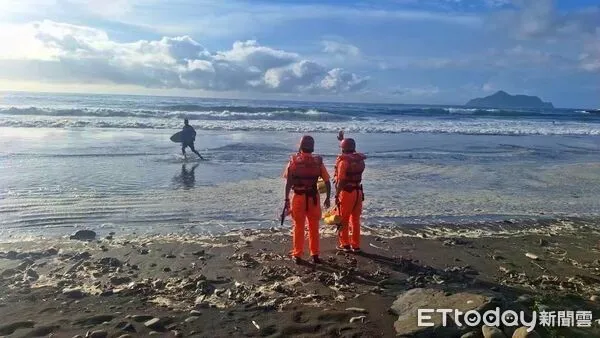 ▲颱風丹娜絲逼近！海巡署籲勿近岸觀浪。（圖／記者郭世賢翻攝）