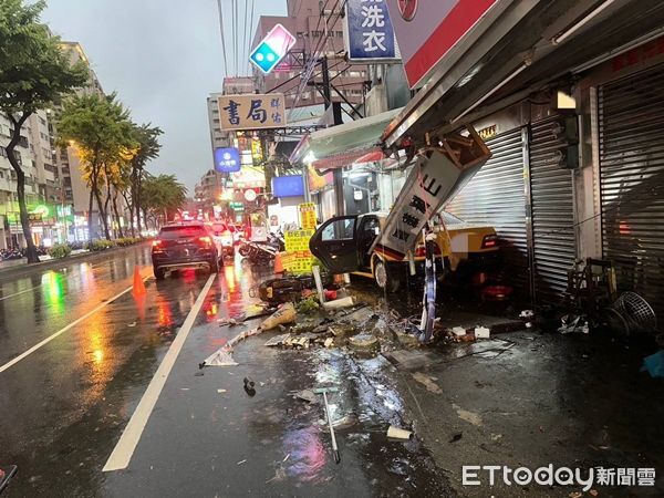 ▲▼運將自撞，送醫不治。（圖／記者許權毅翻攝）