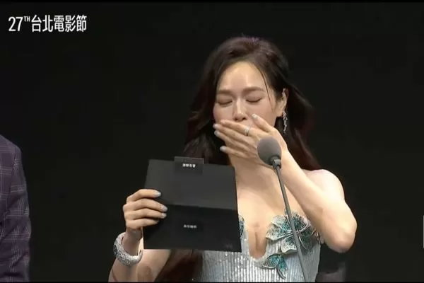 ▲夏于喬頒獎給老公林書宇。（圖／翻攝自YouTube／台北電影節）