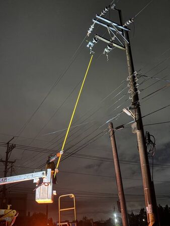 ▲彰化伸港鄉大停電，台電風雨中緊急搶修。（圖／台電提供）