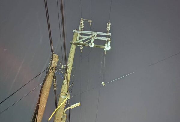▲彰化伸港鄉大停電，台電風雨中緊急搶修。（圖／台電提供）