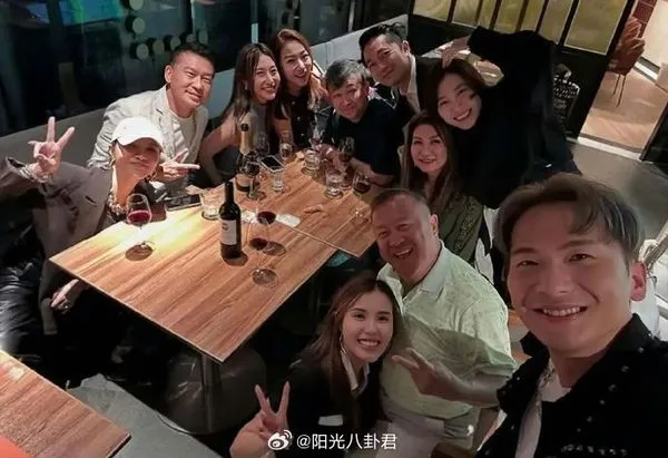 ▲曾志偉與鄧凱文的拍照姿勢引發爭議。（圖／翻攝自微博）