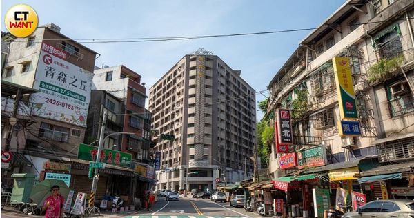 海吉市鄰近基隆港西岸碼頭，曾是當地地標，但因產權問題完工8年無法正常運作，幾乎成了爛尾樓。（圖／劉耿豪攝）