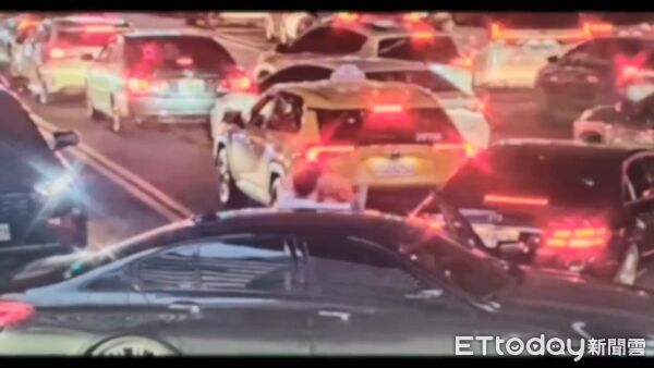 ▲駕駛BMW朱男與義交當街互毆雙方頭臉掛彩。（圖／記者張君豪翻攝）