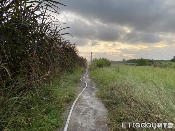 ▲▼金門尚義往海邊方向農地發生田野火警。（圖／記者林名揚翻攝)