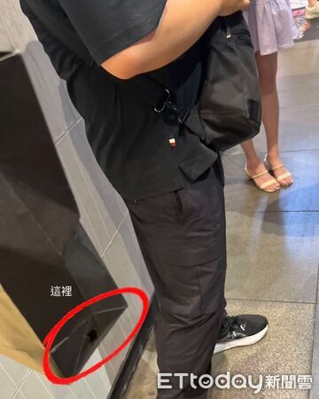 ▲警方當場逮捕涉嫌偷拍的林姓工程師並查扣藏在手提袋內的偷拍手機。（圖／翻攝當事人Threads）