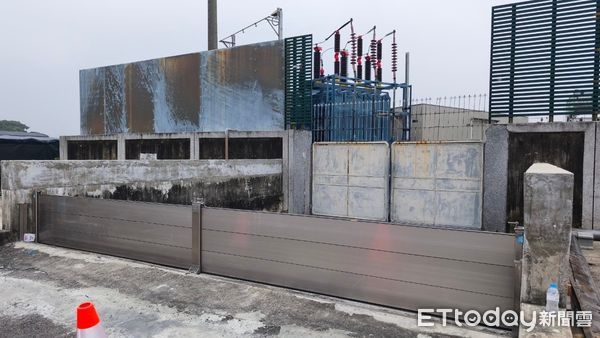 ▲台電台南區處工程人員備妥昇空車與抽水、防水設備，進行颱風前防災整備。（記者林東良翻攝，下同）