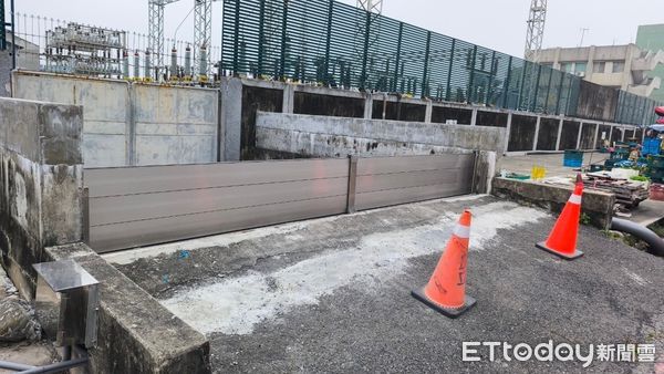 ▲台電台南區處工程人員備妥昇空車與抽水、防水設備，進行颱風前防災整備。（記者林東良翻攝，下同）