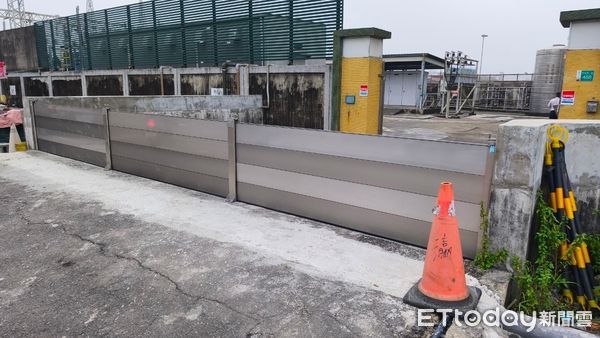 ▲台電台南區處工程人員備妥昇空車與抽水、防水設備，進行颱風前防災整備。（記者林東良翻攝，下同）