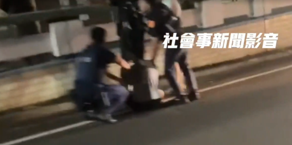 ▲▼ 嘉義一名男子半夜在路上亂砸車，被警方壓制逮捕。（圖／翻攝自社會事新聞影音）
