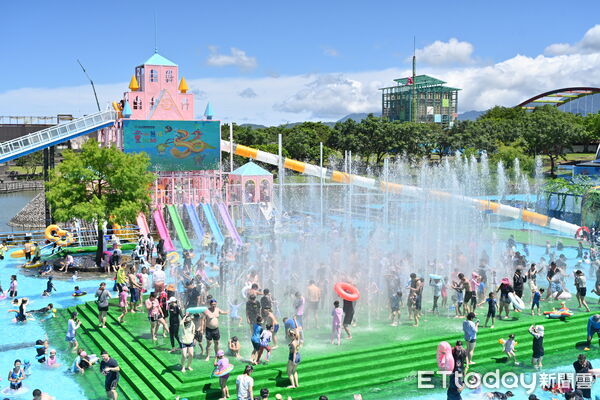 ▲▼2025宜蘭國際童玩藝術節開幕日，吸近2萬多名遊客為童玩節30週年留下珍貴回憶。（圖／記者游芳男翻攝，下同）