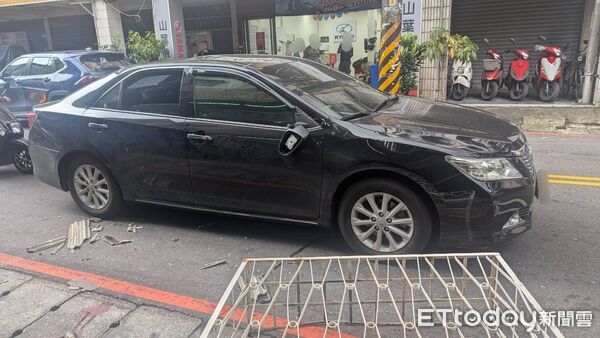 ▲王男安裝鐵窗不慎墜樓，砸到經過的轎車。（圖／記者陸運陞翻攝）