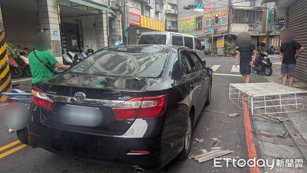 ▲王男安裝鐵窗不慎墜樓，砸到經過的轎車。（圖／記者陸運陞翻攝）