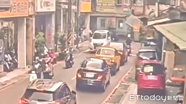 ▲王男安裝鐵窗不慎墜樓，砸到經過的轎車。（圖／記者陸運陞翻攝）