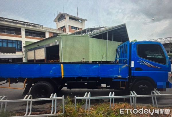 ▲台南安南區安明路與安清路口4日下午發生車禍，小貨車疑煞車失控翻覆，撞上正在迴轉的自小客車。（圖／記者林東良翻攝，下同）