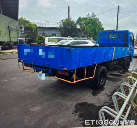 ▲台南安南區安明路與安清路口4日下午發生車禍，小貨車疑煞車失控翻覆，撞上正在迴轉的自小客車。（圖／記者林東良翻攝，下同）