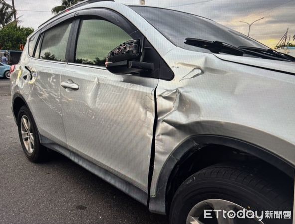 ▲台南安南區安明路與安清路口4日下午發生車禍，小貨車疑煞車失控翻覆，撞上正在迴轉的自小客車。（圖／記者林東良翻攝，下同）