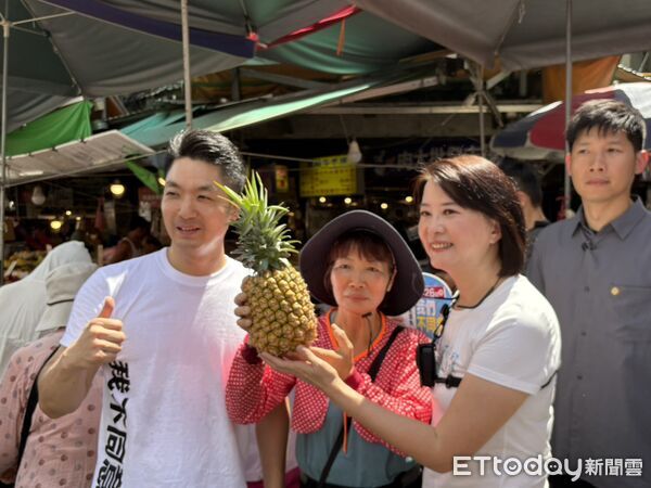 ▲蔣萬安陪王鴻薇掃濱江市場。（圖／記者鄭佩玟攝）