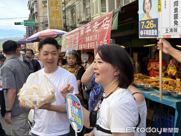 ▲蔣萬安陪王鴻薇掃濱江市場。（圖／記者鄭佩玟攝）