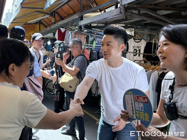 ▲蔣萬安陪王鴻薇掃濱江市場。（圖／記者鄭佩玟攝）