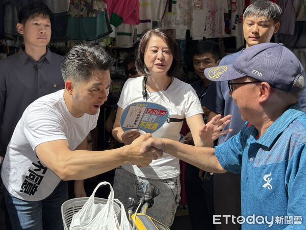▲蔣萬安陪王鴻薇掃濱江市場。（圖／記者鄭佩玟攝）