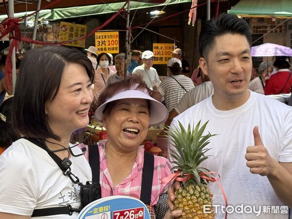 ▲蔣萬安陪王鴻薇掃濱江市場。（圖／記者鄭佩玟攝）