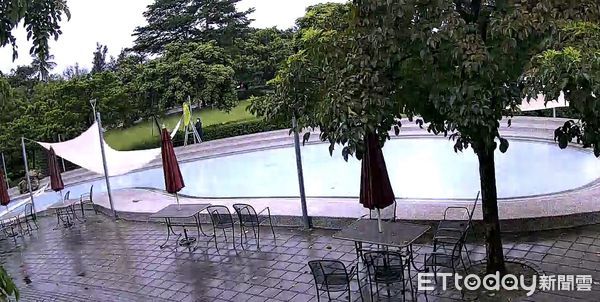 ▲台南市山上花園水道博物館防颱總動員，人氣公仔「巷仔Niau」預警「消氣下班」，避免遭強風吹襲。（記者林東良翻攝，下同）