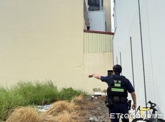 ▲台南市安平區一名婦人颱風前登樓巡視屋頂，不慎跌落至鐵皮屋受困，警消合力架梯救援脫困。（記者林東良翻攝，下同）