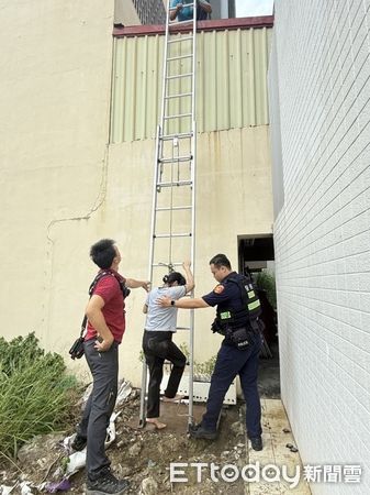 ▲台南市安平區一名婦人颱風前登樓巡視屋頂，不慎跌落至鐵皮屋受困，警消合力架梯救援脫困。（記者林東良翻攝，下同）