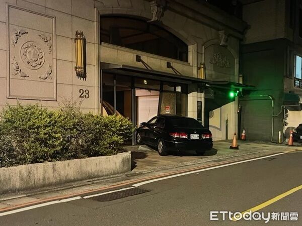 ▲楊姓男子因投資糾紛竟開車衝撞合夥人居住之社區大門。（圖／記者楊熾興翻攝）